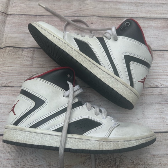Jordan Flight Legend White Gym Red Black
AA2527-112 size 4Y - Picture 5 of 8